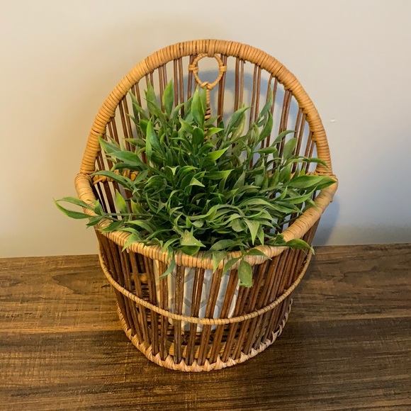 Wall basket